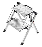 Hailo MK80 ComfortLine Alu-Klapptritt-Leiter | 2 große Stufen bis 150 kg | Komfort-Trittleiter mit Tragegriff mit integrierter Entriegelungsfunktion | Füße mit Soft-Grip-Sohle | rostfrei | silber