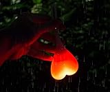 KOSxBO Rotes Outdoor Blinklicht, Dauerlicht - LED Licht Wasserdicht Scherzartikel aus Silikon in Hoden, Eier, Sack Design - Ideal für Rucksäcke oder als lustiges Gadget in ROT