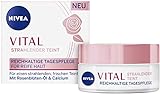 NIVEA VITAL Strahlender Teint Reichhaltige Tagespflege für reife Haut (50 ml), Feuchtigkeitspflege mit natürlichem Rosenblüten-Öl und Calcium für gestärkte Haut