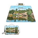 XINGAKA Picknickdecke，Tropisches Amazonas Fluss Dorf Hütten Palmen sonniger Tag Wolken Vogelwald，Outdoor Stranddecke wasserdichte sanddichte tolle Picknick Matte